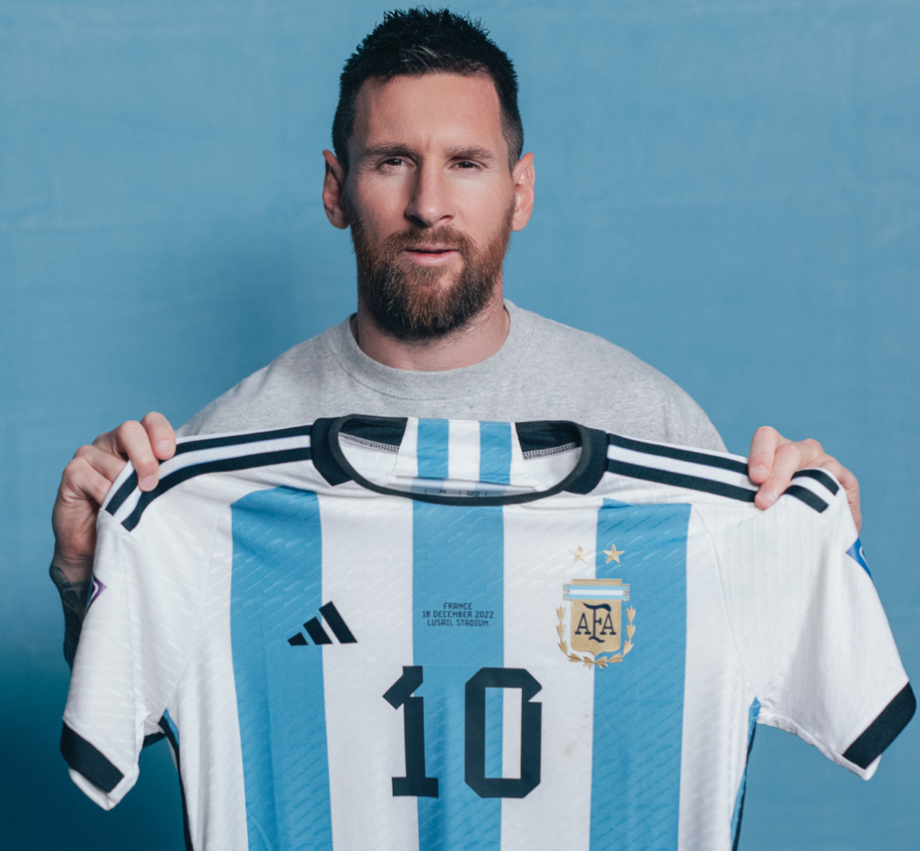 Fotografía cedida por Sam Robles a través de Sotheby's donde aparece el jugador argentino Lionel Messi mientras sostiene la camiseta con la cual jugó la final contra Francia del mundial de Qatar 2022. EFE/Sam Robles/Sotheby's /