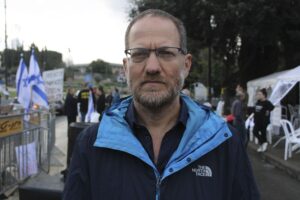 Maoz Inón, israelí de 48 años al que Hamás mató a sus padres en el ataque a Israel del 7 de octubre. EFE/ Joan Mas Autonell