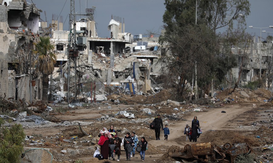 Familias palestinas caminaban hacia el sur la Franja de Gaza, a lo largo de la carretera Salah Al Din este martes. EFE/Mohammed Saber