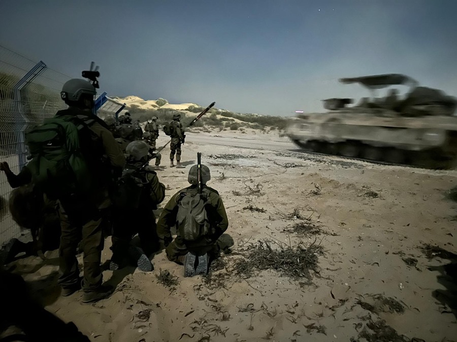 Varios soldados israelíes durante una incursión terrestre en la Franja de Gaza, cedidas este martes por el Ejército israelí. EFE/ Fuerzas de Defensa de Israel
