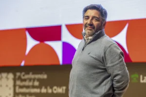 El director nacional de Planificación y Desarrollo Turístico del Ministerio de Turismo de Argentina, Sergio Castro, durante la entrevista a Efe dentro de la 7ª Conferencia Mundial del Enoturismo de la Organización Mundial de Turismo (OMT), que se celebra por primera vez en España, con la participación de más de 300 profesionales del sector de 40 países.- EFE/ Raquel Manzanares