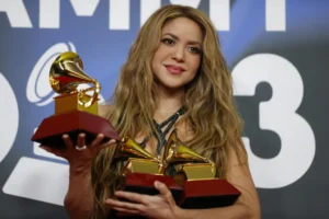 La cantante colombiana Shakira posa con los tres premios conseguidos durante la gala anual de los Latin Grammy celebrada este jueves en Sevilla. EFE/Jose Manuel Vidal