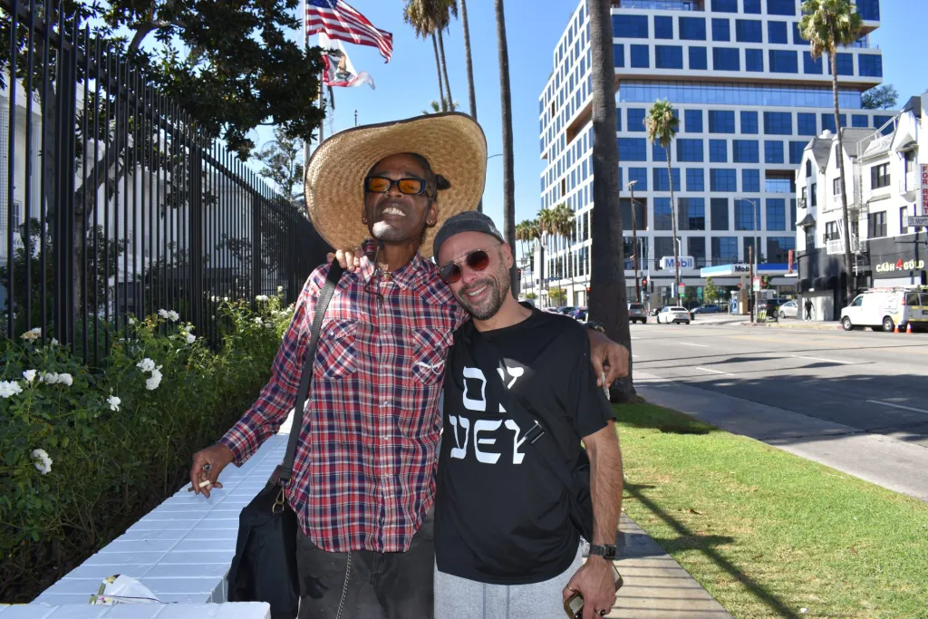 Los actores Robert Eugene Patton Jr. (i), y Evan Shafran posan para EFE, el 9 de noviembre de 2023 a las afueras de las oficinas de Netflix, en Los Ángeles (Estados Unidos). EFE/ Mónica Rubalcava