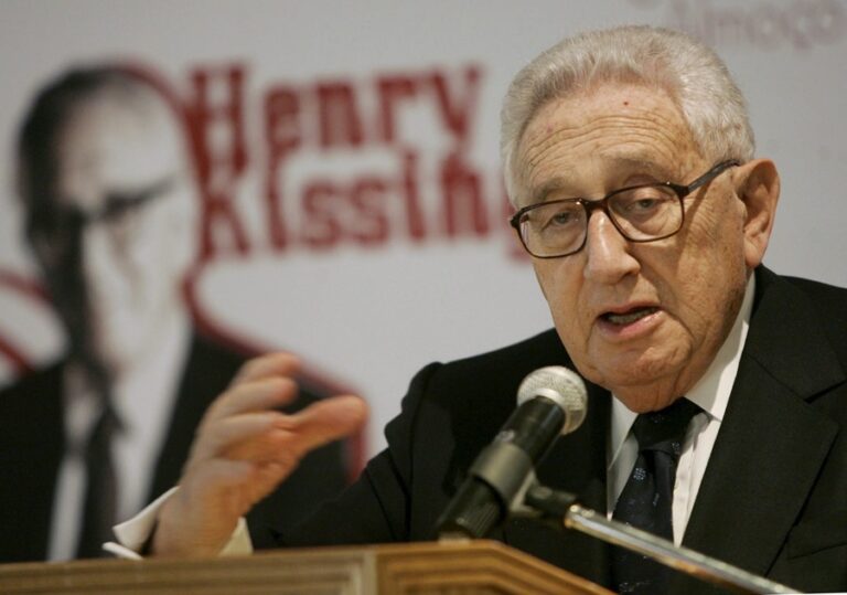 Fotografía de archivo, tomada en mayo de 2006, en la que se registró al ex secretario de Estado de Estados Unidos entre 1973 y 1977, Henry Kissinger, durante una conferencia, en Lisboa (Portugal). EFE/Andre Kosters