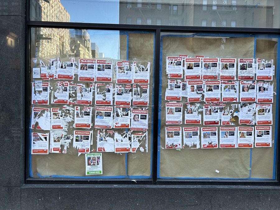 Vista de varios carteles destrozados con imágenes de personas secuestradas por Hamás en una calle de Nueva York (EE.UU).EFE/Javier Otazu