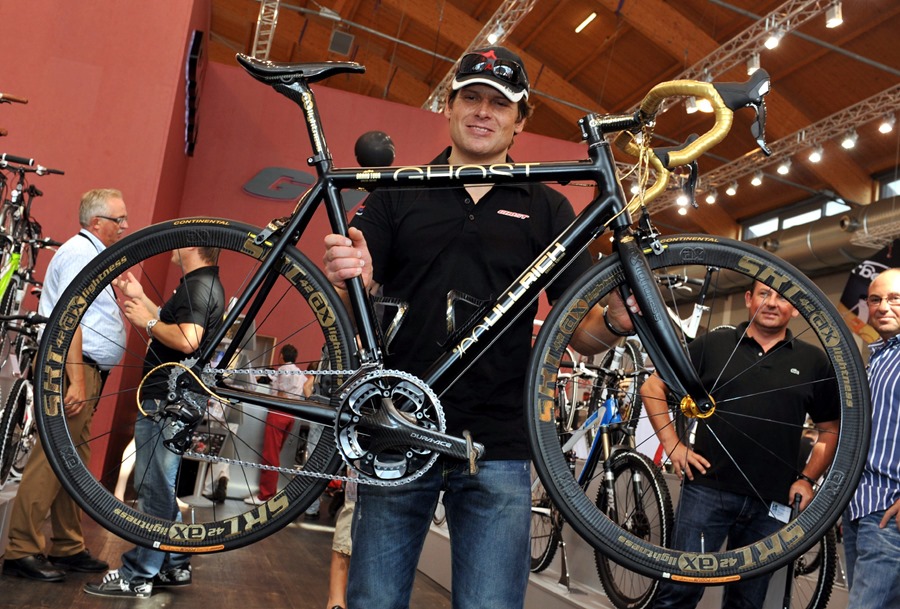 El exciclista alemán Jan Ullrich, campeón del Tour de Francia de1997, sujeta una bicicleta durante la feria internacional de la industria de bicicletas Eurobike, en septiembre de 2009. EFE/PATRICK SEEGER