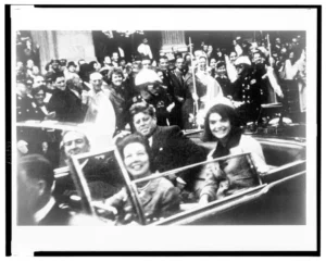 Fotografía cedida hoy por la Biblioteca del Congreso de Estados Unidos donde aparece el presidente John F. Kennedy y la primera dama Jacqueline Kennedy (atrás), mientras pasean en el auto presidencial acompañados por el gobernador de Texas, John Connally, y su esposa Nellie (adelante), el 22 de noviembre de 1963 en Dallas, Texas (EE.UU). EFE/ Biblioteca del Congreso de EE.UU.