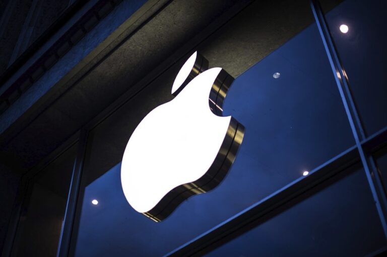 Logo de la compañía Apple, en una fotografía de archivo. EPA/MAJA HITIJ