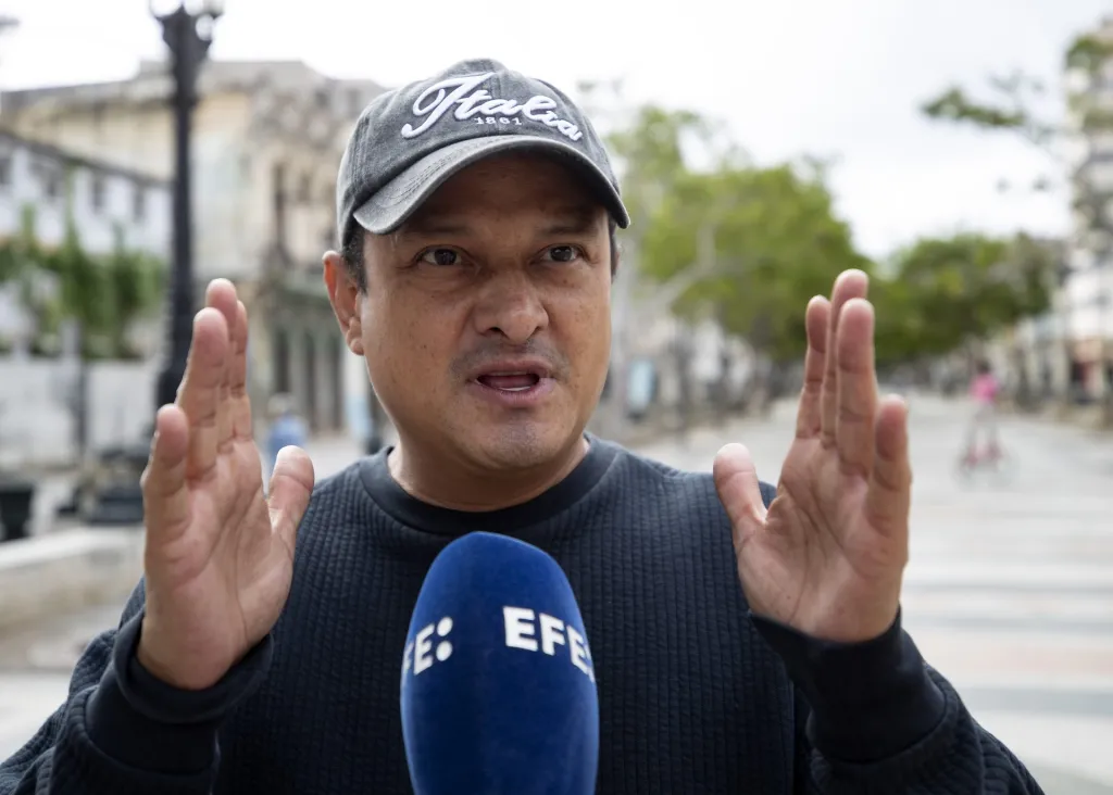 El artista Juan Pablo Manzanero, hijo del cantante y compositor méxicano Armando Manzanero, habla con EFE durante una entrevista, el domingo 5 de noviembre del 2023, en el Paseo del Prado en La Habana (Cuba). EFE/ Yander Zamora