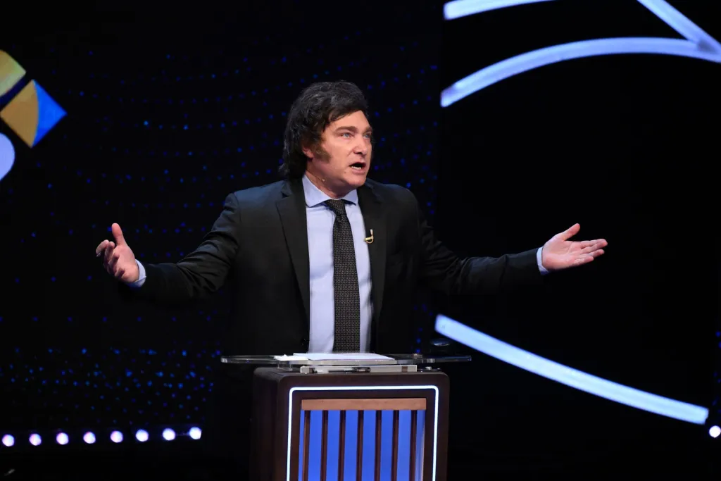 El libertario Javier Milei, candidato a la Presidencia de Argentina, habla durante un debate en la Universidad de Buenos Aires (UBA), el 12 de noviembre de 2023. EFE/ Luis Robayo/Pool
