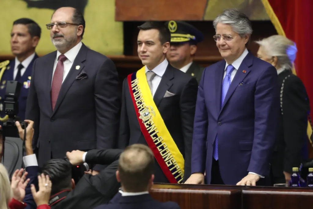 El presidente entrante de Ecuador, Daniel Noboa (c), junto al presidente de la Asamblea Nacional, Henry Kronfle (i), y el saliente mandatario, Guillermo Lasso (d), durante la ceremonia de investidura hoy, en la Asamblea Nacional, en Quito (Ecuador). EFE/ José Jácome