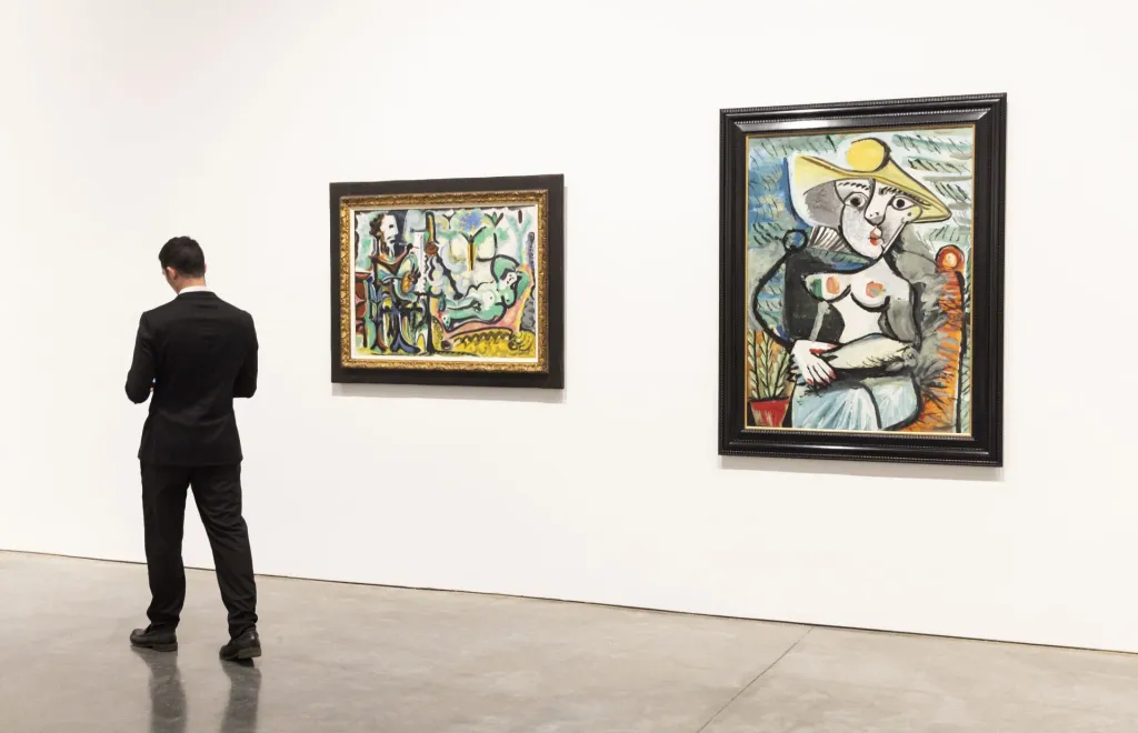 Personas recorren la exposición "Un extranjero llamado Picasso" en la galería Gagosian, de Nueva York, el 10 de noviembre de 2023. EFE/ Justin Lane