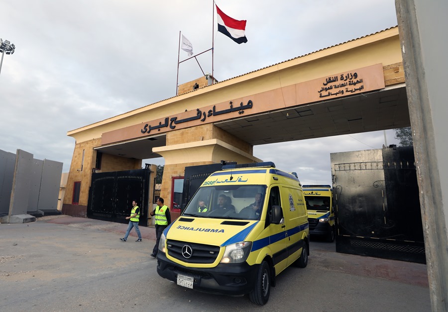 Ambulancias cruzaban este domingo el paso fronterizo de Rafah,entre la Franja de Gaza y Egipto. EFE/EPA/Khaled Elfiqi