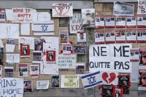 Mural instalado en Tel Aviv con la fotos de los más de 200 israelíes secuestrados por Hamás desde el pasado 7 de octubre, EFE/Manuel Bruque