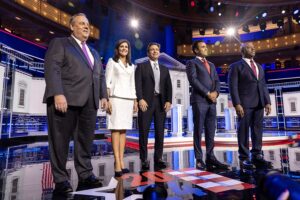 (De i a d) los precandidatos republicanos a la presidencia de Estados Unidos: Chris Christie, Nikki Haley, Ron DeSantis, Vivek Ramaswamy y Tim Scott, durante un debate televisado, este miércoles, 8 de noviembre, en Miami (Florida, EE.UU.). EFE/Cristóbal Herrera