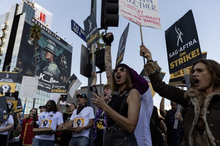 Miembros y partidarios de la Federación Estadounidense de Artistas de Radio y Televisión (SAG-AFTRA) protestaron este miércoles, 8 de noviembre, frente a la sede de Netflix, en Los Ángeles, (California, EE.UU.). EFE/Etienne Laurent