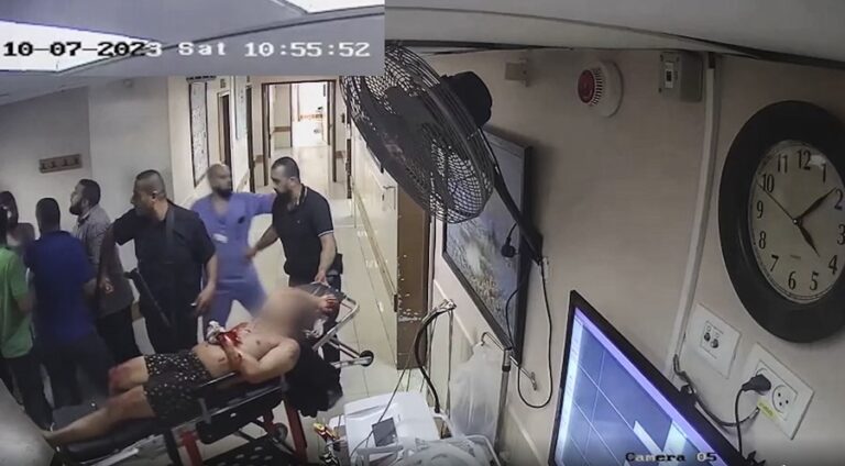 Imagen facilitada por el Gobierno israelí del interior del hospital Al Shifa que muestran a milicianos de Hamás llevando a dos de los civiles capturados como rehenes,EFE/Fuerzas de Defensa y la Agencia de Seguridad de Israel