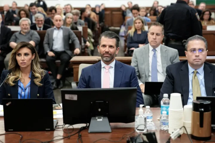 Donald Trump Jr. (c), hijo del expresidente estadounidense Donald Trump, participa, este 1 de noviembre de 2023, en una audiencia del juicio civil por fraude en la Organización Trump, en Nueva York. EFE/ Seth Wenig/Pool