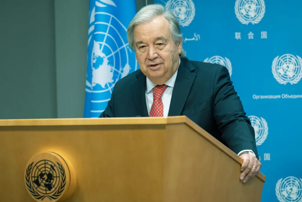 Fotografía cedida por la ONU donde aparece su secretario general, António Guterres, mientras informa a los periodistas durante una rueda de prensa ofrecida hoy, en la sede del organismo internacional en Nueva York (EE.UU.). EFE/Mark Garten/ONU