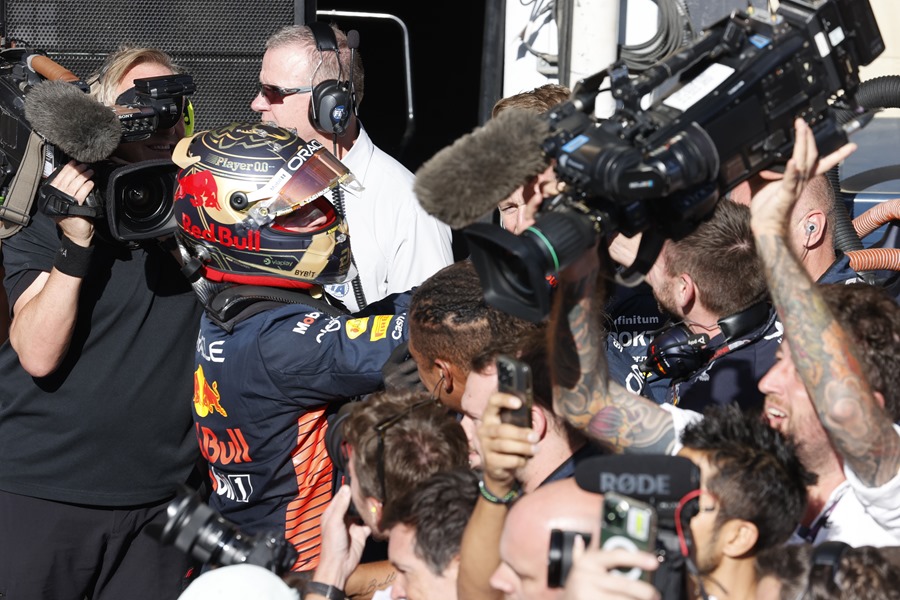 El neerlandés Max Verstappen (2i) (Red Bull) celebra con su equipo, tras ganar el Gran Premio de Brasil de Fórmula 1, en el circuito de Interlagos, en Sao Paulo (Brasil). EFE/Sebastiao Moreira