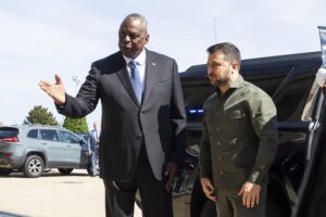 El secretario de Defensa de Estados Unidos, Lloyd Austin (izq.), daba la bienvenida al presidente ucraniano, Volodimir Zelenski (dcha.), al Pentágono en Arlington, durante la vista de Zelenski a EEUU el pasado mes de septiembre. EFE/EPA/Jim Lo Scalzo