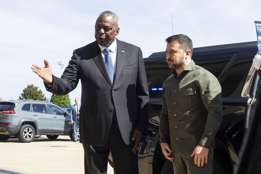 El secretario de Defensa de Estados Unidos, Lloyd Austin (izq.), daba la bienvenida al presidente ucraniano, Volodimir Zelenski (dcha.), al Pentágono en Arlington, durante la vista de Zelenski a EEUU el pasado mes de septiembre. EFE/EPA/Jim Lo Scalzo