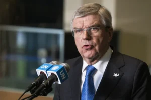 El presidente del Comité Olímpico Internacional, Thomas Bach, tras una reunión de la Asamblea General de las Naciones Unidas sobre un proyecto de resolución para la tregua olímpica para los Juegos Olímpicos de París 2024. EFE/EPA/JUSTIN LANE