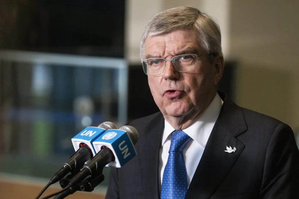 El presidente del Comité Olímpico Internacional, Thomas Bach, tras una reunión de la Asamblea General de las Naciones Unidas sobre un proyecto de resolución para la tregua olímpica para los Juegos Olímpicos de París 2024. EFE/EPA/JUSTIN LANE