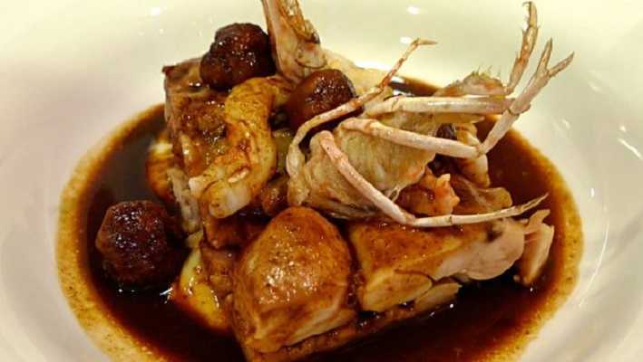 Conejo guisado en salsa de cigalas