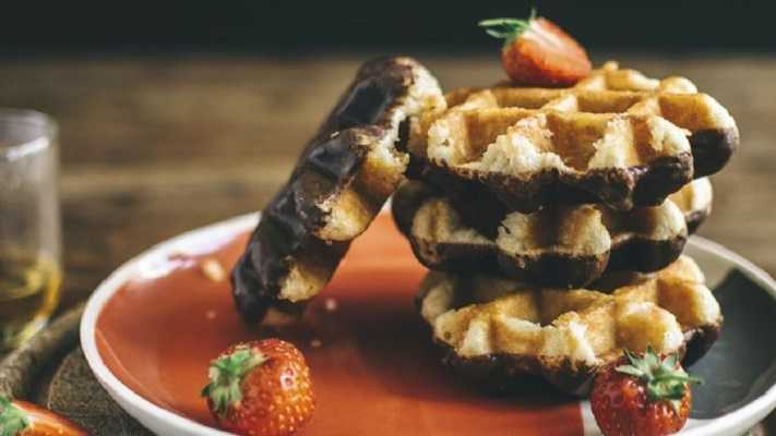 Waffles de chocolate con fresa