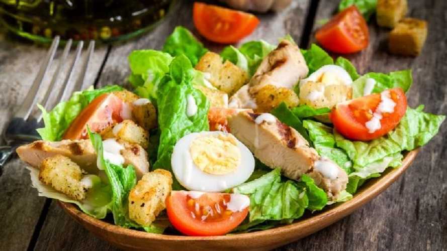 Ensalada de pollo y huevo