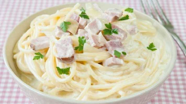 Espagueti blanco con jamón y queso