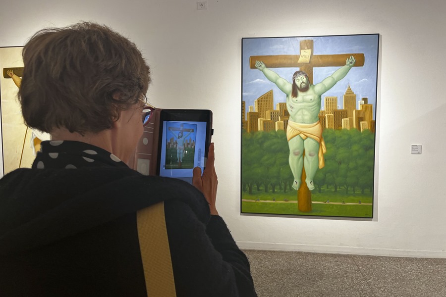 MILÁN, 22/11/2023.- Varias personas asisten a la inauguración de la primera exposición póstuma del artista colombiano Fernando Botero, titulada "Via Crucis" y abierta en el Museo Permanente de la ciudad italiana de Milán. Sesenta obras entre óleos y dibujos de uno de las temáticas menos conocidas de Fernando Botero, su relación con lo eterno y con la religión, forman parte de la primera exposición póstuma del gran artista colombiano, que se inaugura en el Museo Permanente de Milán. EFE/Gonzalo Sánchez Martínez