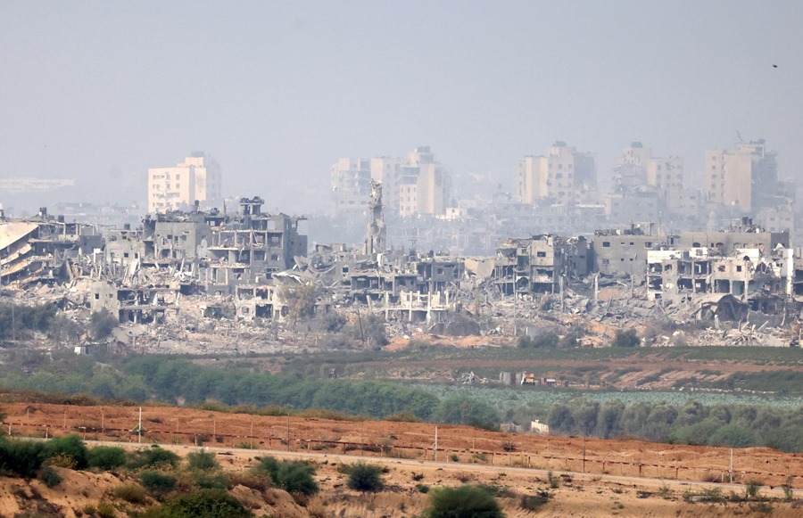 Vista de los bombardeos sobre Gaza, este domingo. EFE/EPA/Neil Hall