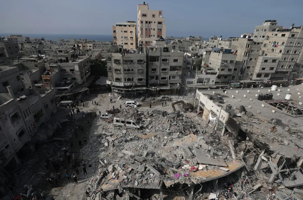 Palestinos buscan supervivientes entre los escombros de uno de los últimos bombardeos israelíes. EFE/MOHAMMED SABER