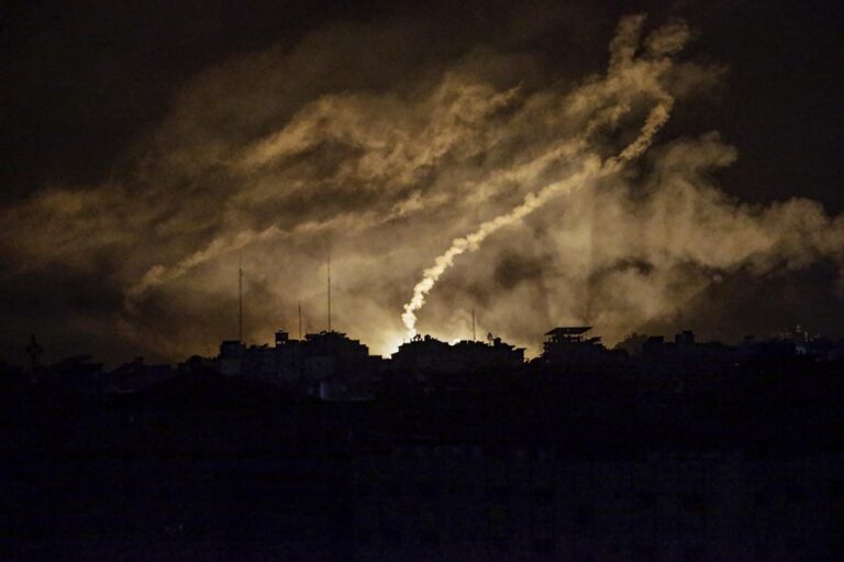 Las bengalas del ejército israelí iluminan el cielo sobre el oeste de Gaza. EFE/EPA/Mohammed Saber