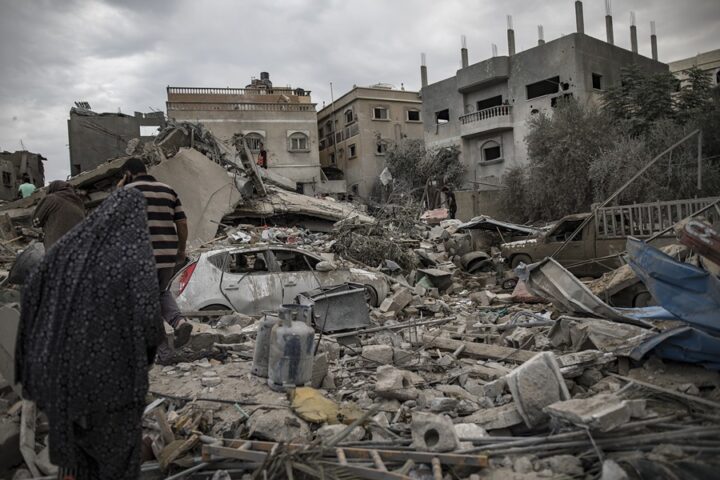 Palestinos buscan cuerpos y supervivientes en los escombros de un área residencial destruido por bombardeos israelíes. EFE/EPA/Haitham Imad/Archivo