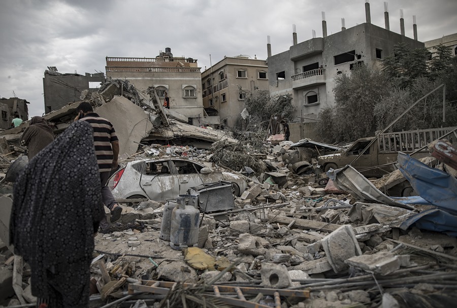Palestinos buscan cuerpos y supervivientes en los escombros de un área residencial destruido por bombardeos israelíes. EFE/EPA/Haitham Imad/Archivo