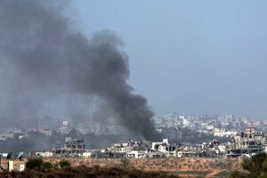El humo se eleva desde la parte norte de la Franja de Gaza tras un ataque aéreo. EFE/EPA/Atef Safadi