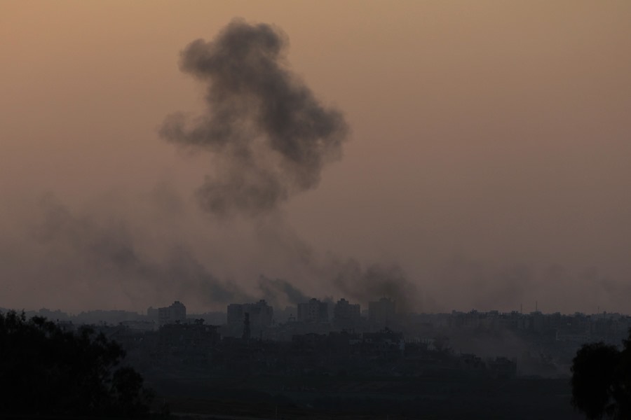Columnas de humo en la frontera de Gaza. EFE/EPA/Atef Safadi