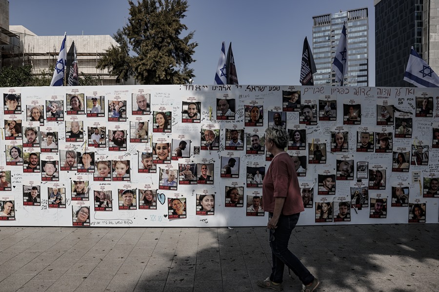 Fotografías de rehenes israelíes en un mural en Tel Aviv. EFE/Manuel Bruque