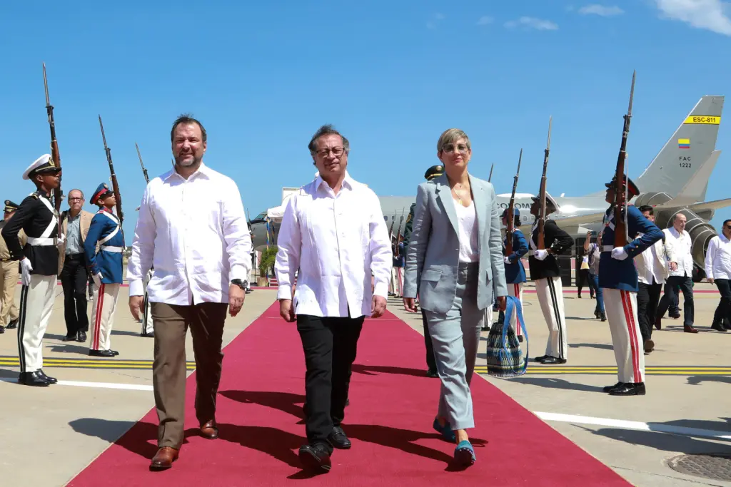 Fotografía cedida hoy, por la Presidencia de Colombia que muestra al mandatario colombiano, Gustavo Petro (c) mientras camina junto al ministro venezolano de Relaciones Exteriores, Yván Gil (i) y la primera dama de Colombia, Verónica Alcocer (d) durante su llegada al Aeropuerto Internacional Simón Bolívar, que sirve a Caracas (Venezuela). EFE/ Presidencia de Colombia