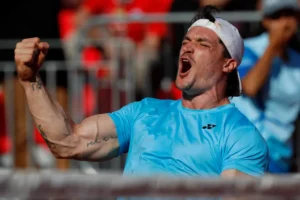 Gustavo Fernández de Argentina celebra al ganar la medalla de oro ante Alexander Cataldo de Chile, en la final de tenis en silla de ruedas masculino de los Juegos Parapanamericanos 2023, en Santiago (Chile). EFE/Osvaldo Villarroel