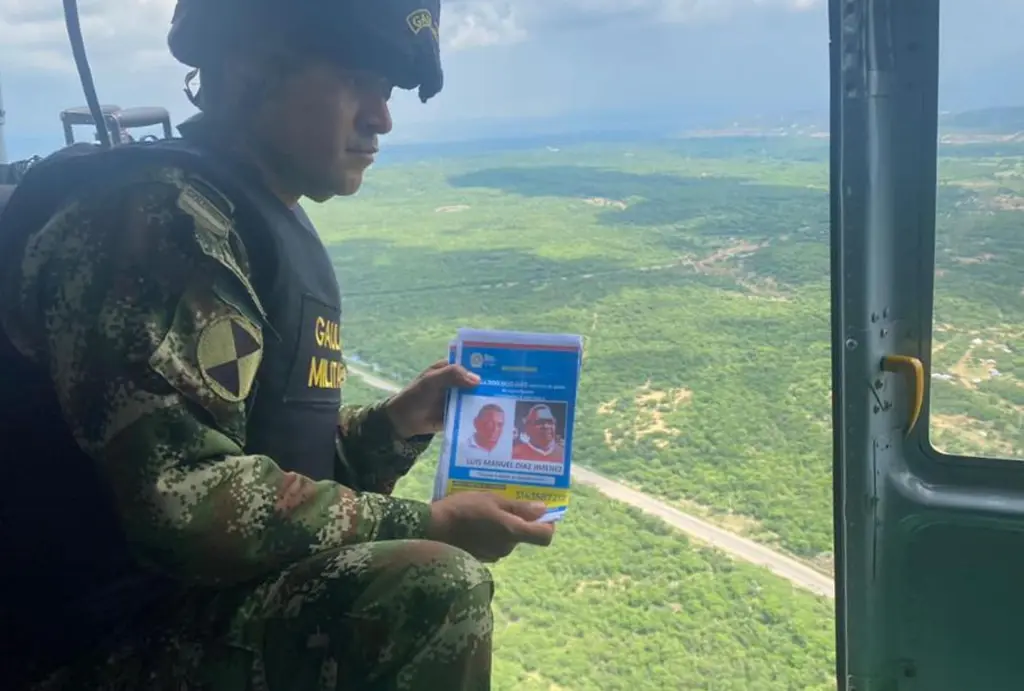 Fotografía cedida por el Ejército de Colombia que muestra a un militar mientras lanza volantes con la imagen de Luis Manuel Díaz, padre del futbolista Luis Díaz, hoy, durante un operativo de búsqueda en Barrancas, al norte de Colombia. EFE/ Cortesía Ejército de Colombia