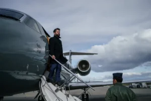 Fotografía cedida por la Presidencia de Chile que muestra al mandatario Gabriel Boric mientras baja de su avión tras aterrizar hoy en Punta Arenas (Chile). EFE/ Presidencia Chile