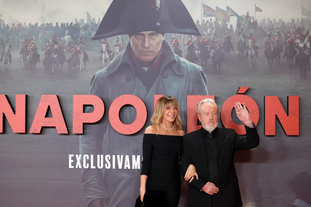 El director británico Ridley Scott y su esposa, la actriz y productora costarricense Giannina Facio (i), a su llegada a la presentación de la película 'Napoleón' celebrada este lunes en el Museo del Prado, en Madrid. EFE/Juanjo Martín