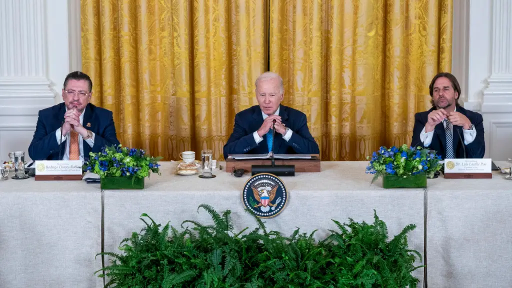 El presidente de EE.UU., Joe Biden (c), junto a los mandatarios de Costa Rica, Rodrigo Chaves Robles (i), y Uruguay, Luis Lacalle Pou (R), durante la Cumbre de Líderes de la Alianza para la Prosperidad Económica en las Américas (APEP), este 3 de noviembre de 2023, en la Casa Blanca, Washington. EFE/ Shawn Thew