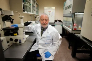 Coautor científico y paciente ha sido el doble papel del exministro de Sanidad socialista Bernat Soria en un estudio internacional donde ha compatibilizado su faceta investigadora con la de enfermo al someterse voluntariamente a una biopsia hepática para demostrar que la dieta mediterránea previene y revierte el hígado graso no alcohólico. EFE/ Manuel Lorenzo