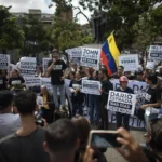 Manifestantes exigen la libertad de "casi 300 presos políticos" hoy, en Caracas (Venezuela). EFE/Miguel Gutiérrez
