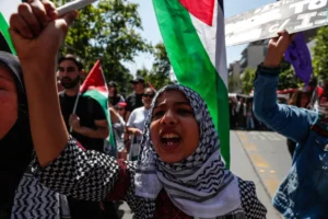 Miles de personas se manifiestan contra "el genocidio en Gaza" hoy, en una marcha familiar, transversal y sin incidentes convocada por la Coordinadora por Palestina, que agrupa a más de 20 organizaciones sociales y a la Comunidad Palestina en Chile, por el centro de Santiago (Chile). EFE/ Ailen Díaz